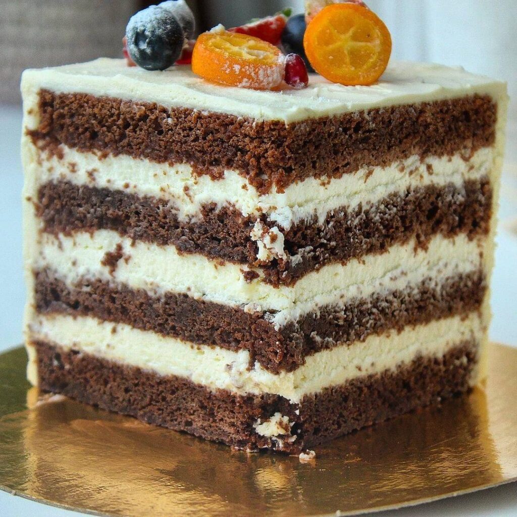 Shokoladnyy Tort-Som-Smetanno-Slivochnym-Kremom